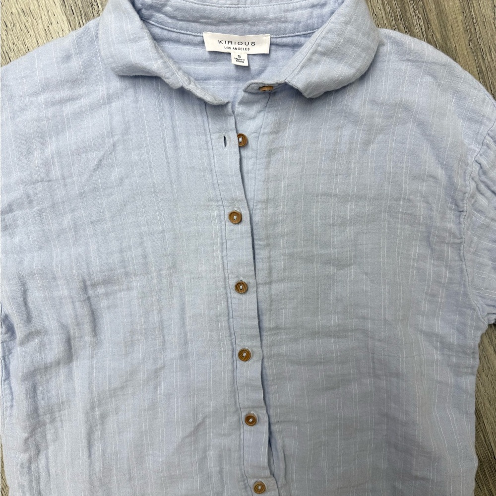 Kirious Los Angeles Light Blue Cropped Button-Up Top - Picture 2 of 5